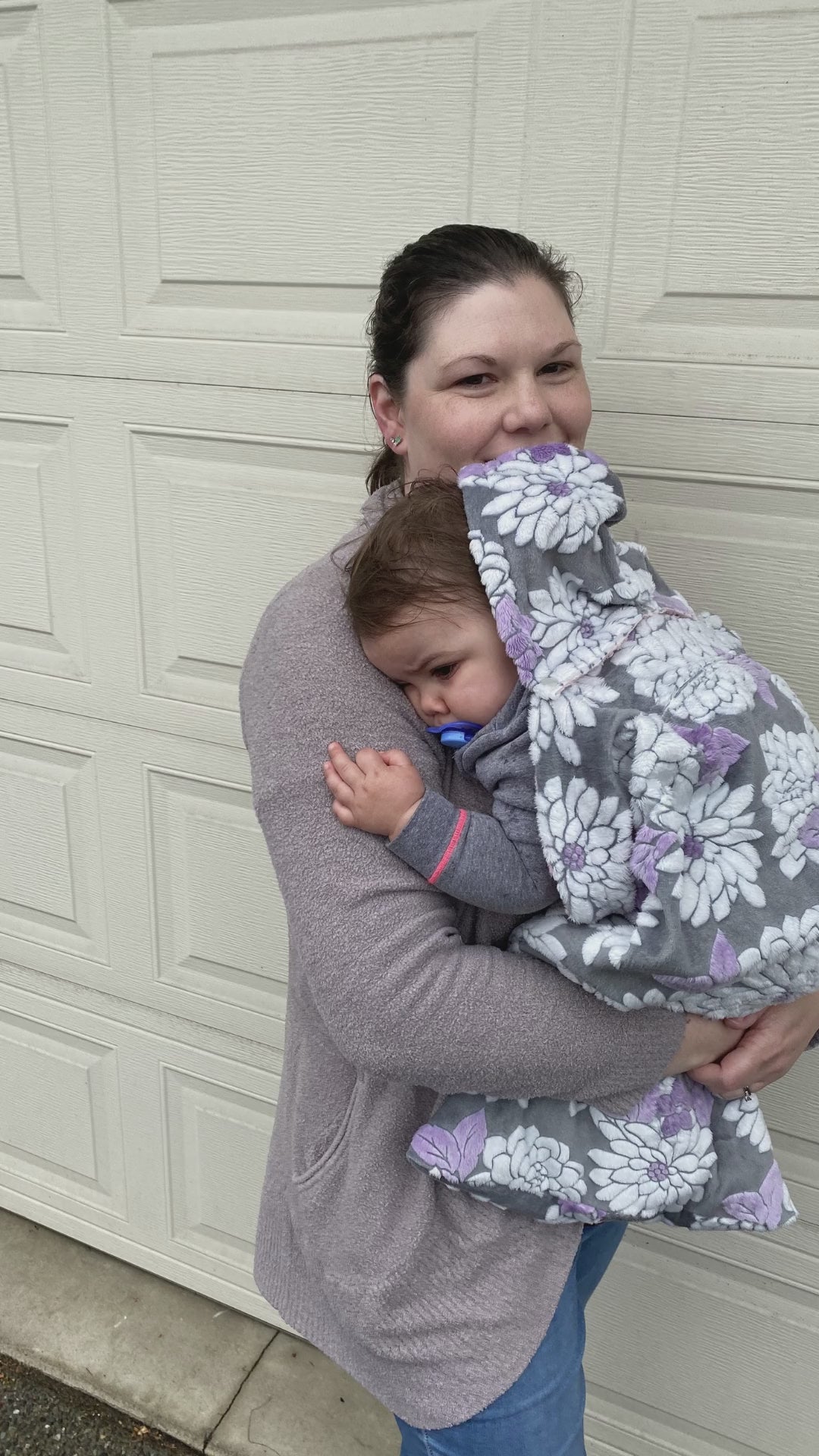 Car seat blanket, stroller blanket, baby carrier warmth, baby blanket, best baby gift, baby registry essentials, how to keep my baby warm in a car seat, how to keep my baby warm this winter.